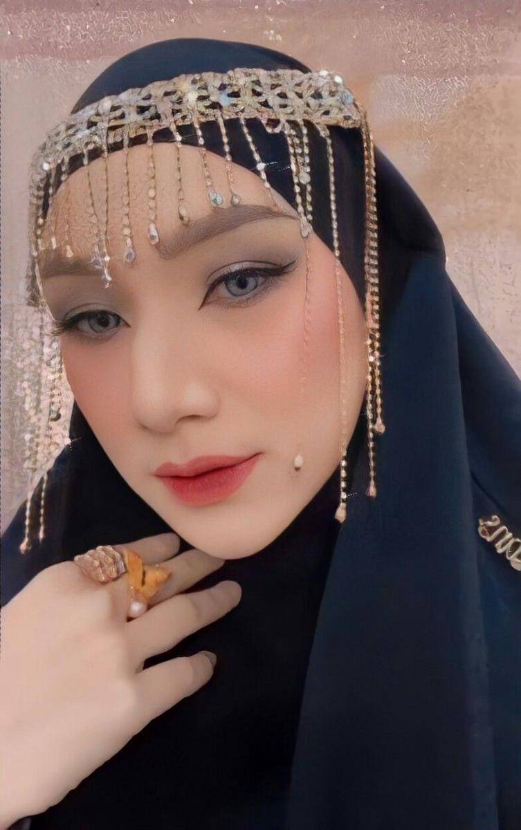 potret Indri Giana kenakan makeup Arabian Look (https://www.instagram.com/_indrigiana_)