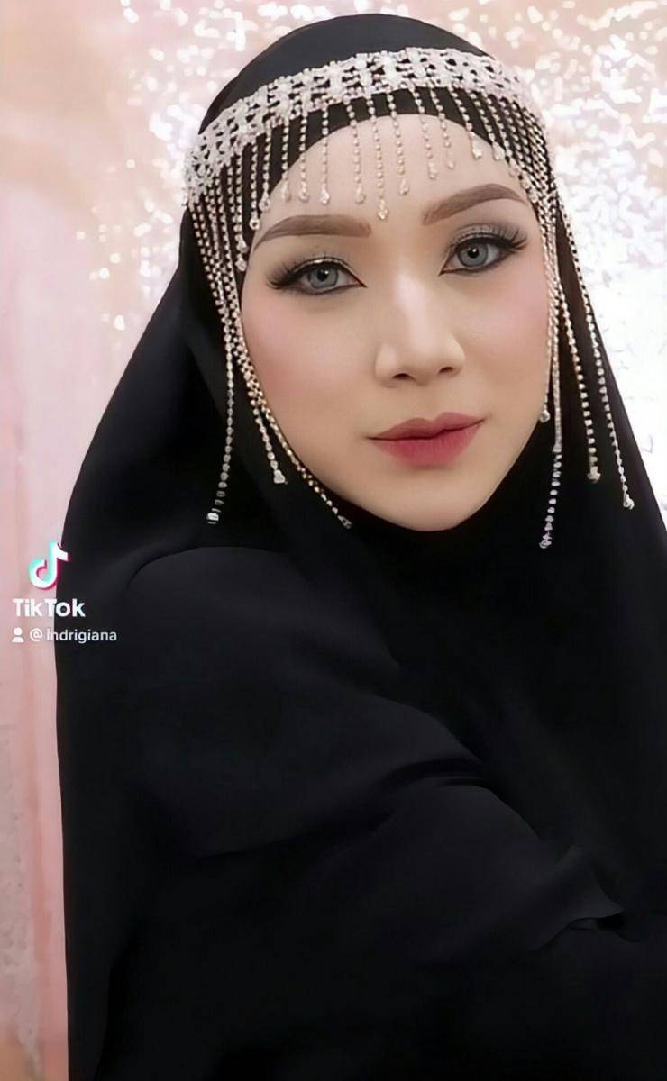 potret Indri Giana kenakan makeup Arabian Look (https://www.instagram.com/_indrigiana_)