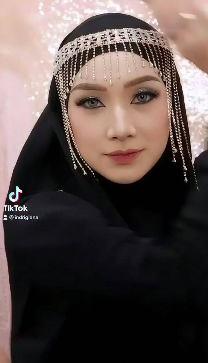 potret Indri Giana kenakan makeup Arabian Look (https://www.instagram.com/_indrigiana_)