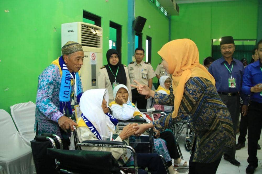 Gubernur Jawa Timur, Khofifah Indar Parawansa pada kesempatan menemui calon jemaah haji sebelum pandemik di Asrama Haji Surabaya. dok. Humas Pemprov Jatim.