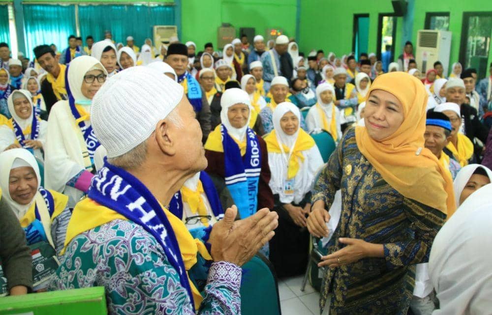 Gubernur Jawa Timur, Khofifah Indar Parawansa pada kesempatan menemui calon jemaah haji sebelum pandemik di Asrama Haji Surabaya. dok. Humas Pemprov Jatim.