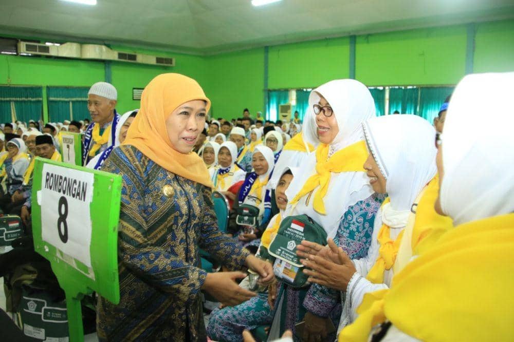 Gubernur Jawa Timur, Khofifah Indar Parawansa pada kesempatan menemui calon jemaah haji sebelum pandemik di Asrama Haji Surabaya. dok. Humas Pemprov Jatim.