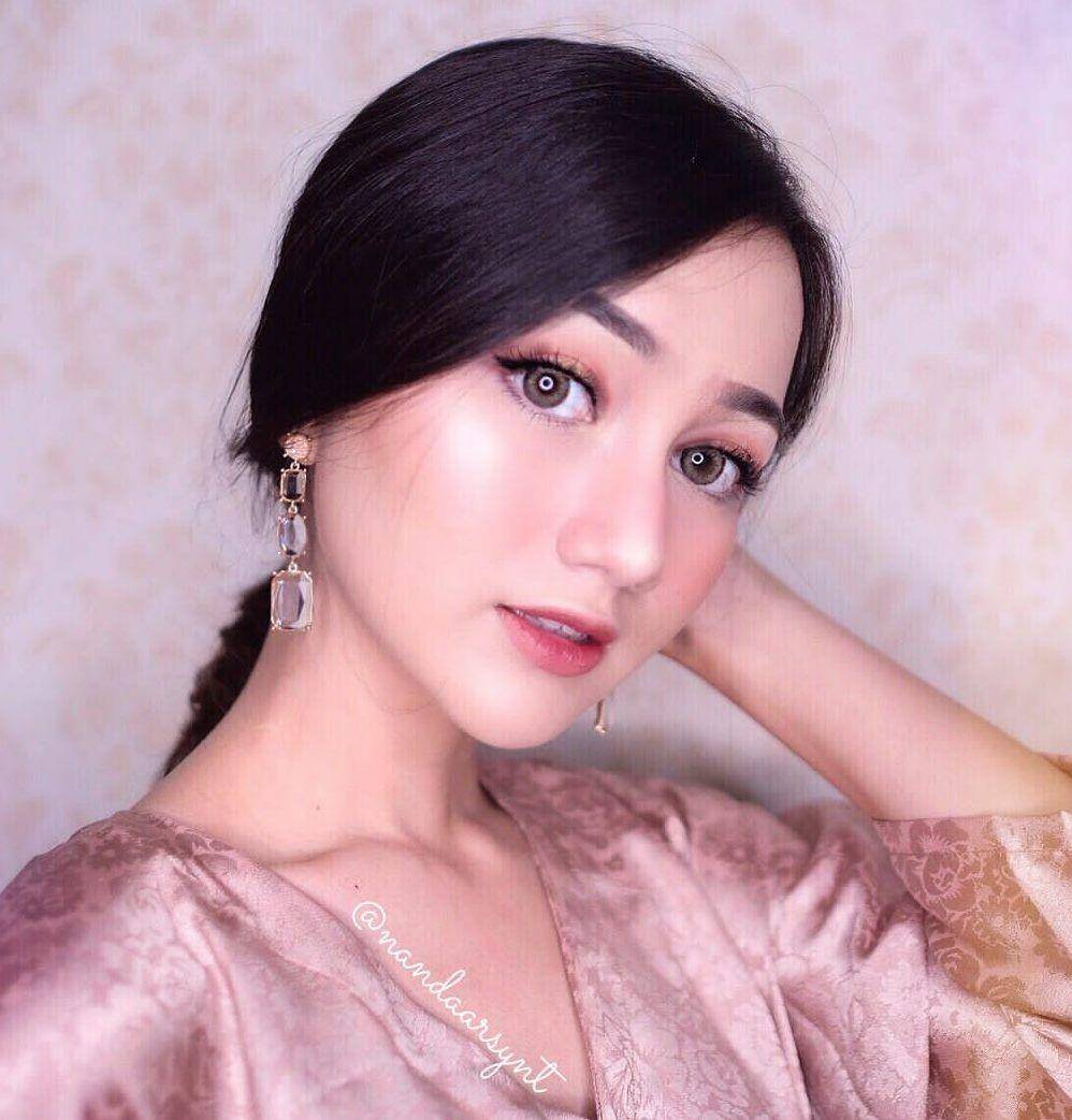 Makeup kondangan Nanda Arsyinta (instagram.com/nandaarsynt)
