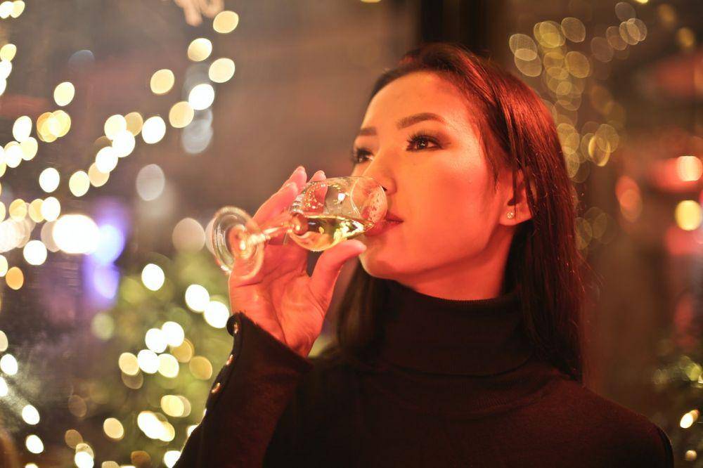 ilustrasi orang minum alkohol (pexels.com/Andrea Piacquadio)