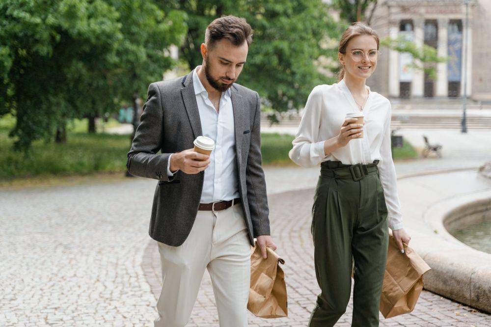 ilustrasi pacaran dengan teman kantor (pexels.com/MART PRODUCTION)