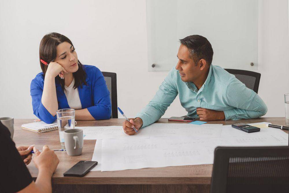 ilustrasi pacaran dengan teman kantor (pexels.com/Los Muertos Crew)