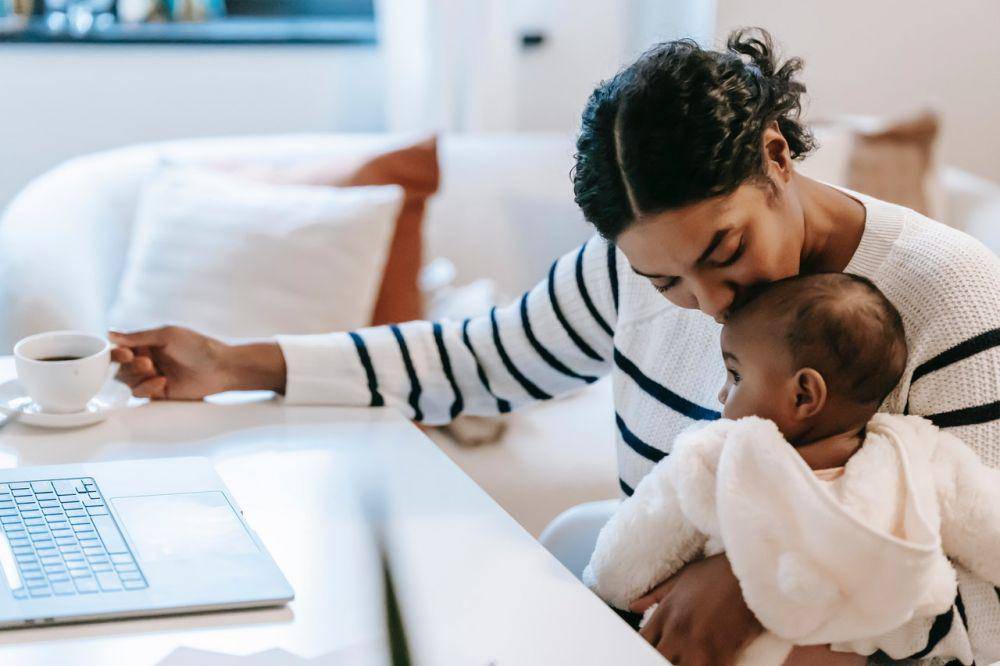 ilustrasi ibu dan anak (pexels.com/William Fortunato)