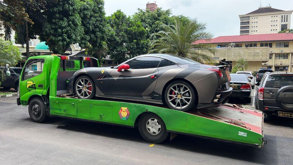 Dijemput Jauh-jauh dari Medan, Ferrari Indra Kenz Tiba di Bareskrim