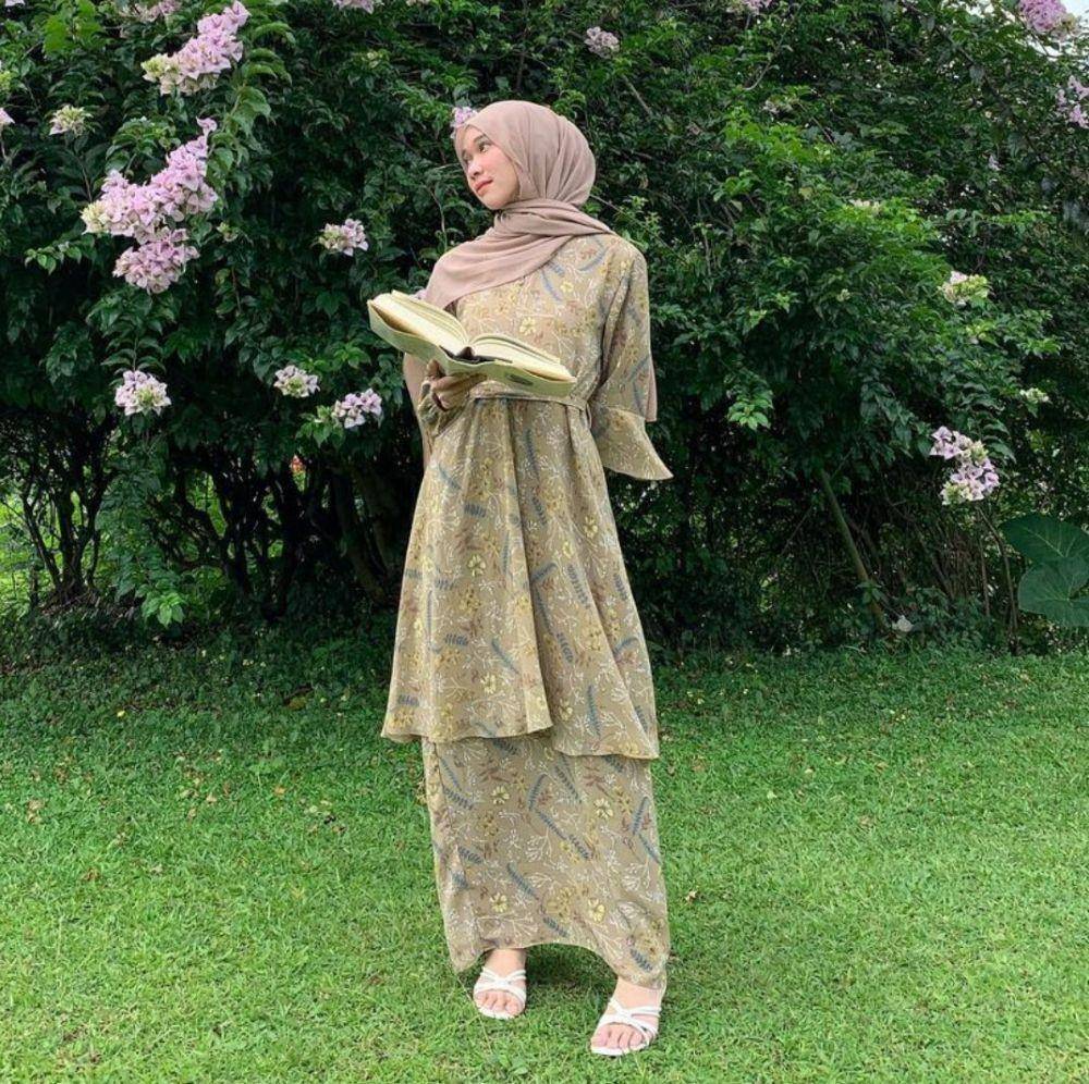 style hijab cottagecore (instagram.com/nasariastri)