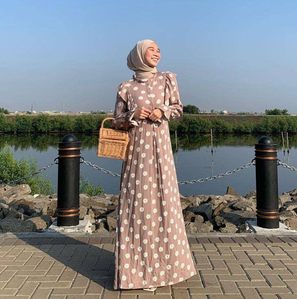 style hijab cottagecore (instagram.com/nasariastri)