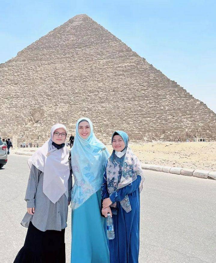 Potret Oki Setiana Dewi bersama alumni pesantren Tahfidz Maskanul Huffadz di Mesir. Instagram.com/okisetianadewi
