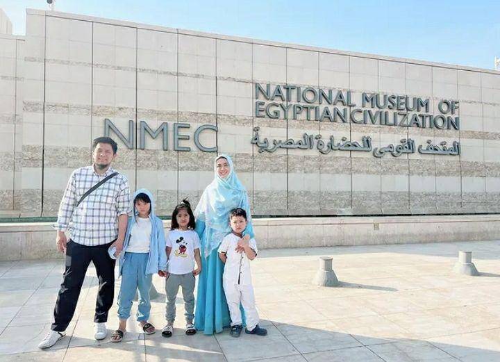 Potret Oki Setiana Dewi bersama keluarga disalah satu museum di Mesir. Instagram.com/okisetianadewi