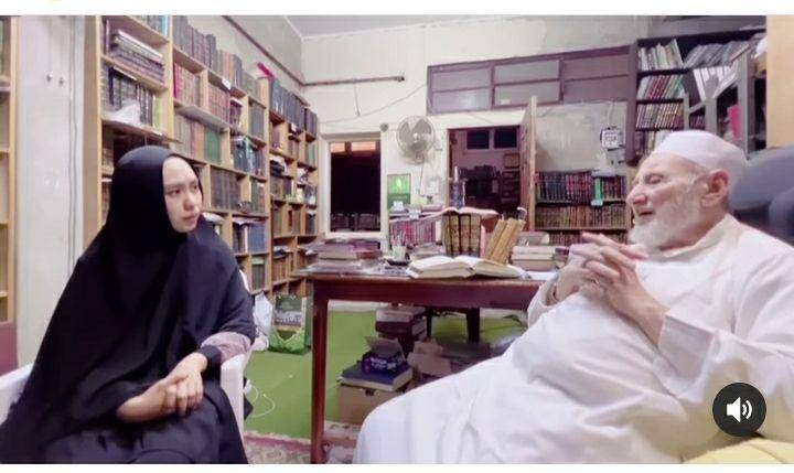 Potret Oki Setiana Dewi bersama Prof. Dr. Rifat Fauzi. Instagram.com/okisetianadewi