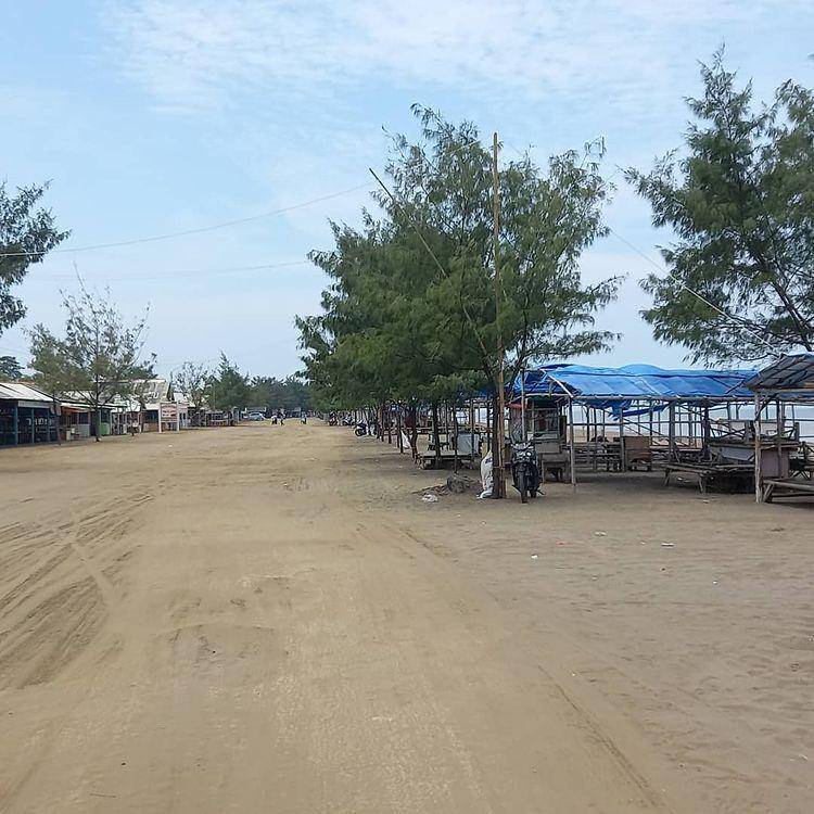 Pantai Tanjung Pakis (instagram.com/travelingintips)