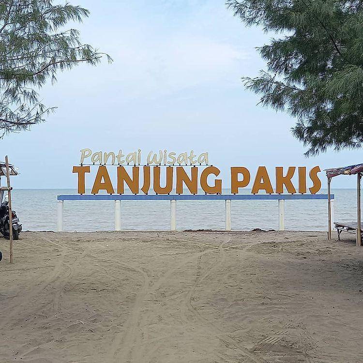 Pantai Tanjung Pakis (instagram.com/travelingintips)