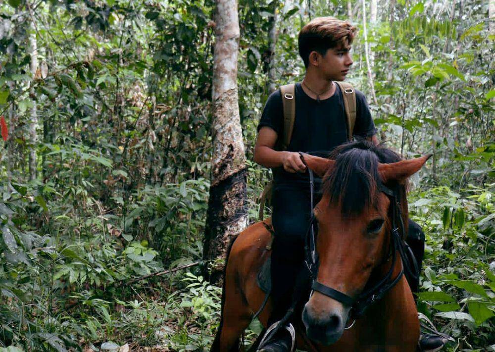 potret Andrew Kalaweit menunggang kuda (instagram.com/andrewkalaweit)