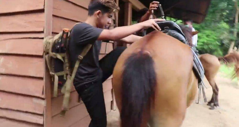 potret Andrew Kalaweit menunggang kuda (youtube.com/Andrew Kalaweit)