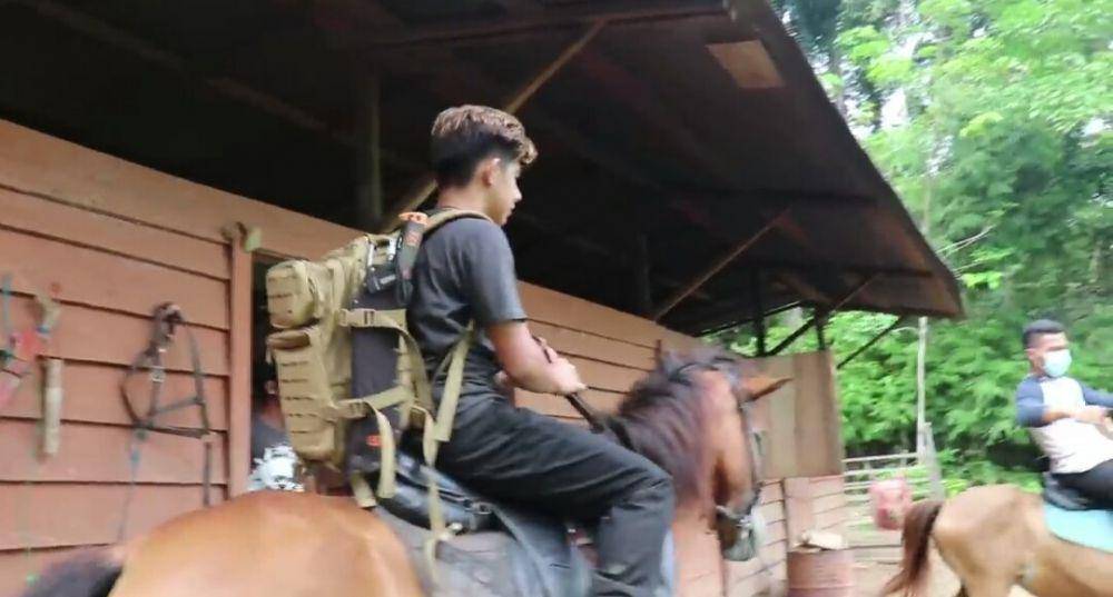 potret Andrew Kalaweit menunggang kuda (youtube.com/Andrew Kalaweit)