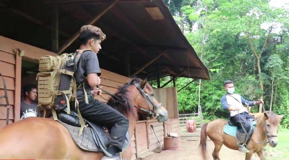potret Andrew Kalaweit menunggang kuda (youtube.com/Andrew Kalaweit)