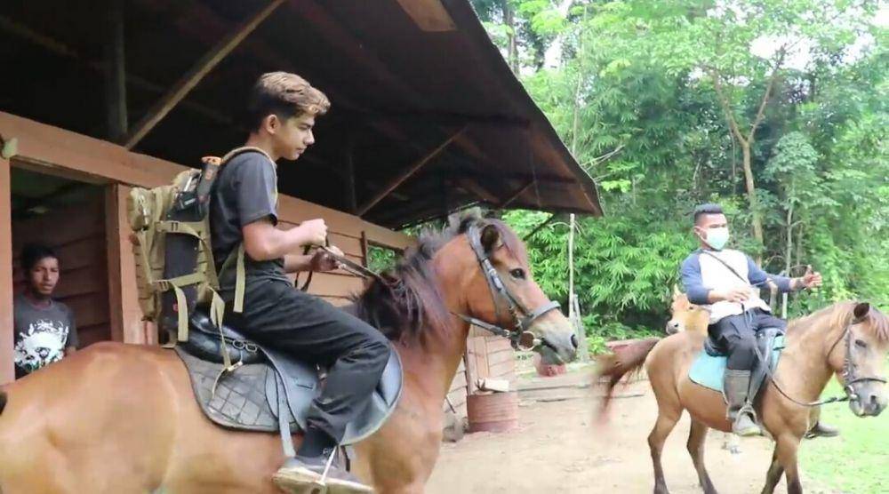 potret Andrew Kalaweit menunggang kuda (youtube.com/Andrew Kalaweit)