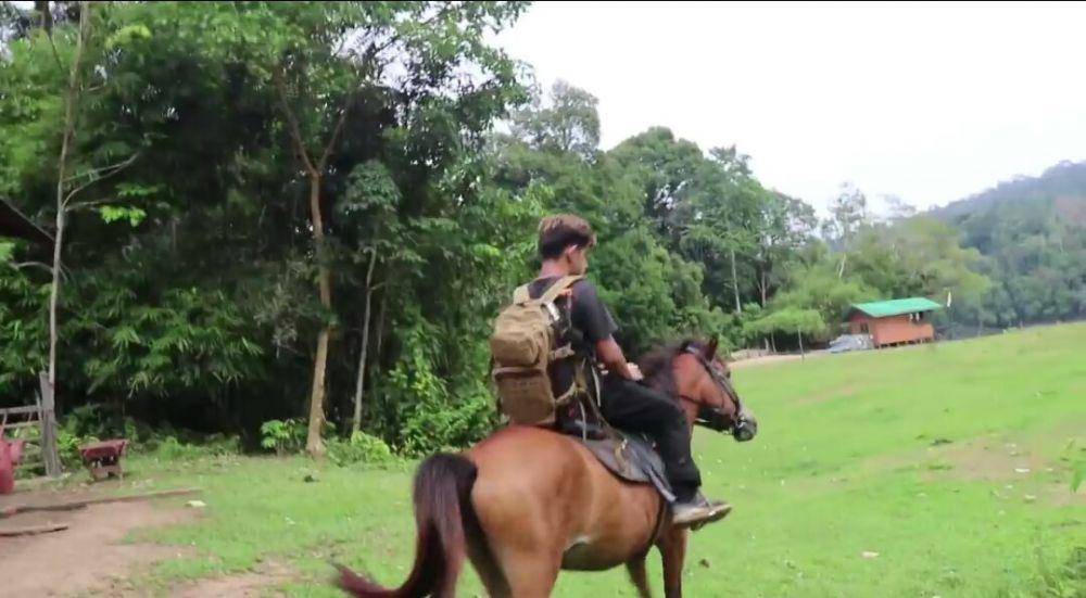 potret Andrew Kalaweit menunggang kuda (youtube.com/Andrew Kalaweit)