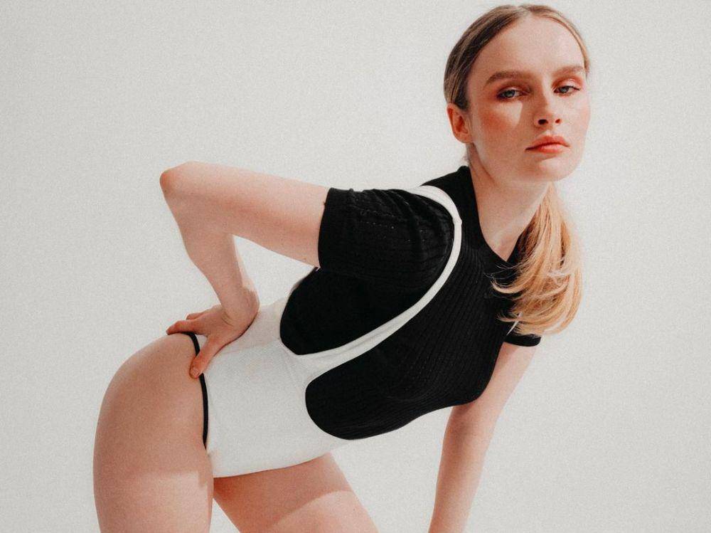 Olivia DeJonge (Schön! Magazine/Jonathan Schoonover)