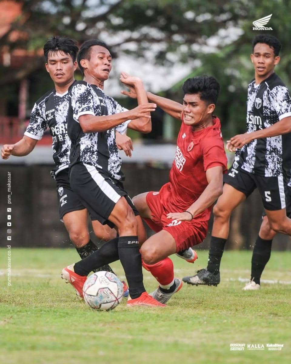 Suasana laga uji coba PSM Makassar melawan Persim Maros di Lapangan Bosowa Sport Center, Sabtu 21 Mei 2022. (Instagram.com/psm_makassar)
