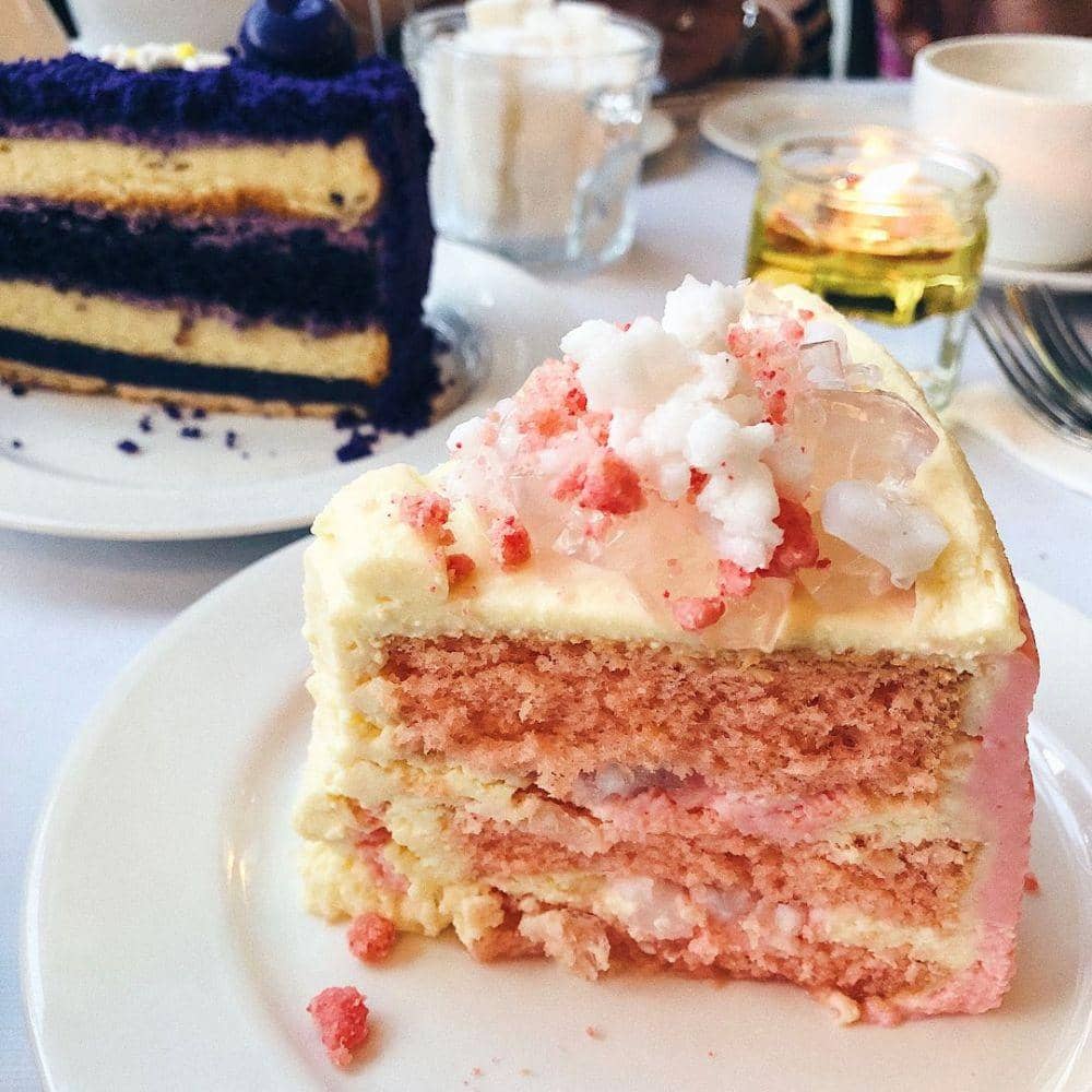 es kopyor cake (instagram.com/explorexfoodie)