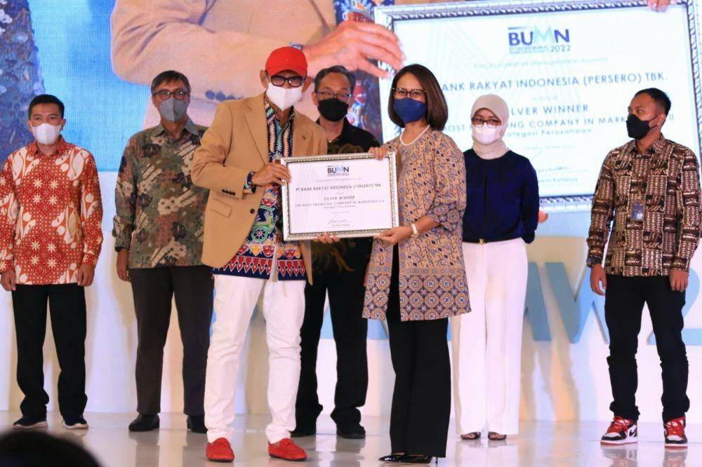 Division Head Culture Transformation BRI, Ninis Indriswari, menerima penghargaan untuk BRI yang dinobatkan sebagai Best of The Best BUMN dalam ‘BUMN Entrepreneurial Marketing Awads 2022’ yang diadakan Markplus.INC pada malam penganugerahan yang diadakan di Jakarta, Rabu (18/5). (Dok. BRI)