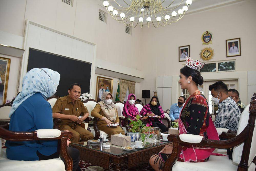 Ketua TP PKK Provinsi Sumatera Utara (Sumut) Nawal Lubis menerima Audiensi Kepala Dinas Pariwisata Sumut Zumry Shultony bersama Puteri Pariwisata Indonesia (PPI) Sumut 2022 terpilih Elma Hana Hasibuan, asal Kabupaten Padang Lawas Utara, di Rumah Dinas Gubernur Sumut Jalan Sudirman 41, Medan, Senin (23/05/2022) (Istimewa/IDN Times)