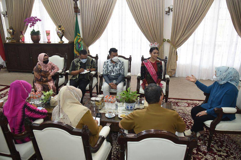 Ketua TP PKK Provinsi Sumatera Utara (Sumut) Nawal Lubis menerima Audiensi Kepala Dinas Pariwisata Sumut Zumry Shultony bersama Puteri Pariwisata Indonesia (PPI) Sumut 2022 terpilih Elma Hana Hasibuan, asal Kabupaten Padang Lawas Utara, di Rumah Dinas Gubernur Sumut Jalan Sudirman 41, Medan, Senin (23/05/2022) (Istimewa/IDN Times)
