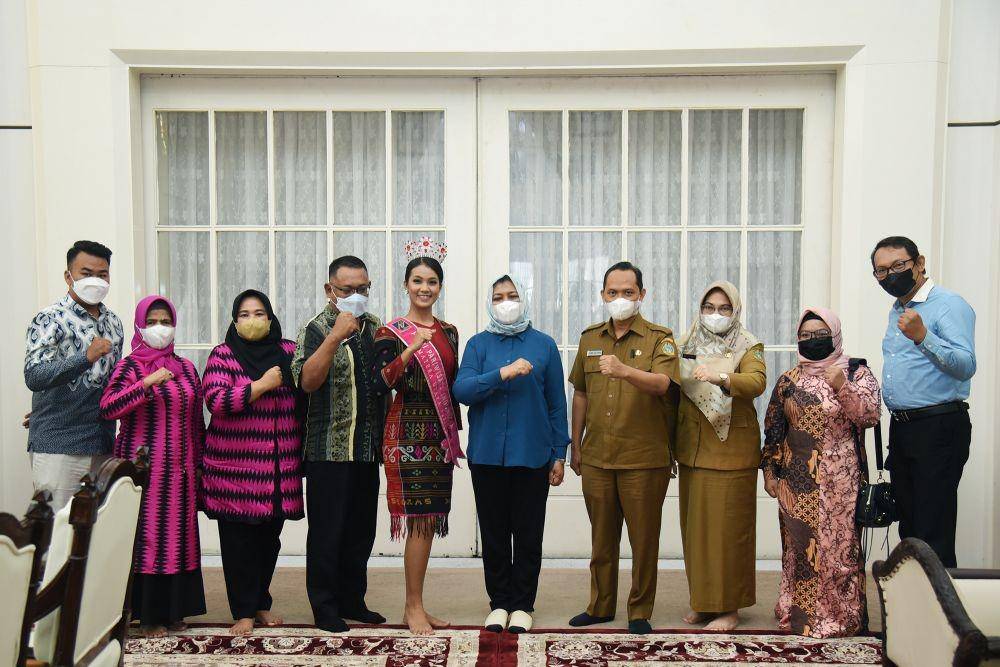 Ketua TP PKK Provinsi Sumatera Utara (Sumut) Nawal Lubis menerima Audiensi Kepala Dinas Pariwisata Sumut Zumry Shultony bersama Puteri Pariwisata Indonesia (PPI) Sumut 2022 terpilih Elma Hana Hasibuan, asal Kabupaten Padang Lawas Utara, di Rumah Dinas Gubernur Sumut Jalan Sudirman 41, Medan, Senin (23/05/2022) (Istimewa/IDN Times)