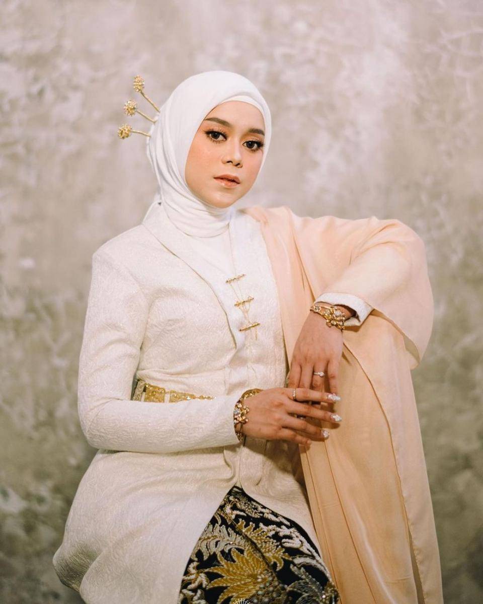 Kebaya Lesti Kejora (instagram.com/ayungberinda)
