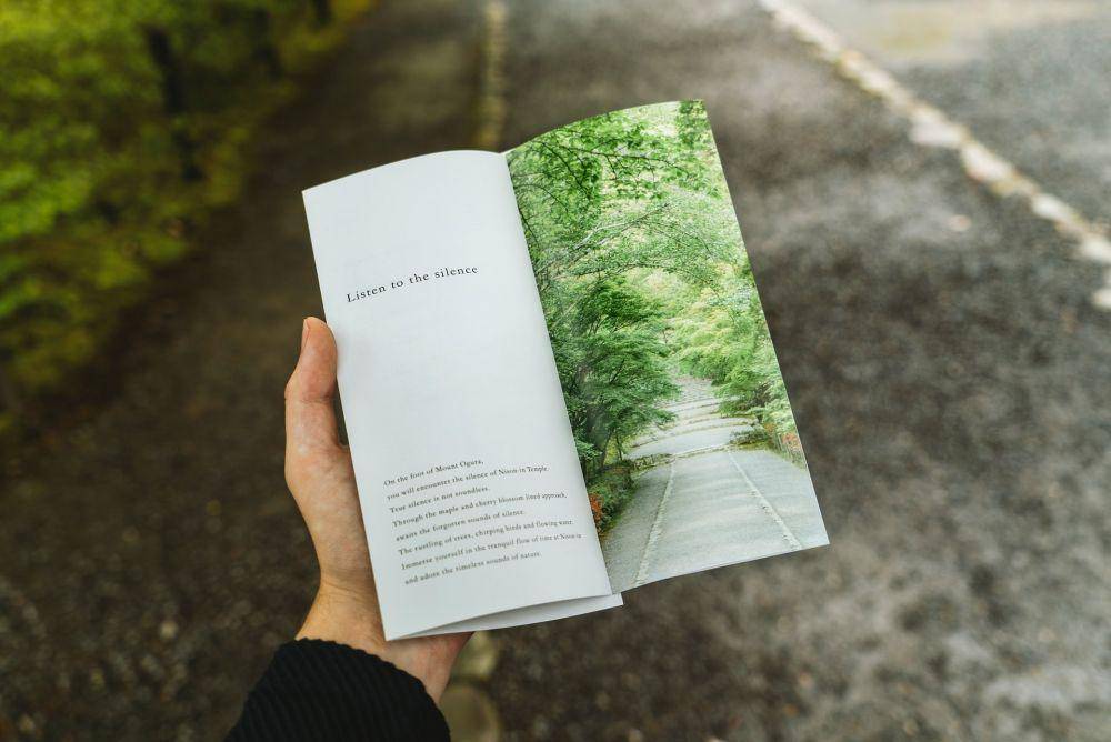 ilustrasi brosur iklan (unsplash.com/davidemrich)