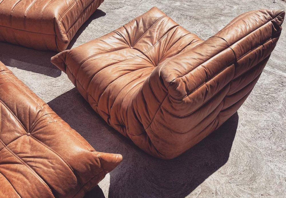 sofa kulit Togo (instagram.com/factory234)