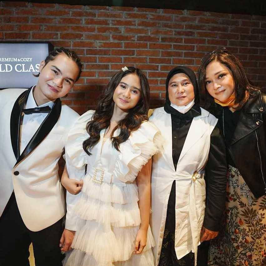 potret keluarga Dul & Tissa (instagram.com/maiaestiantyreal)