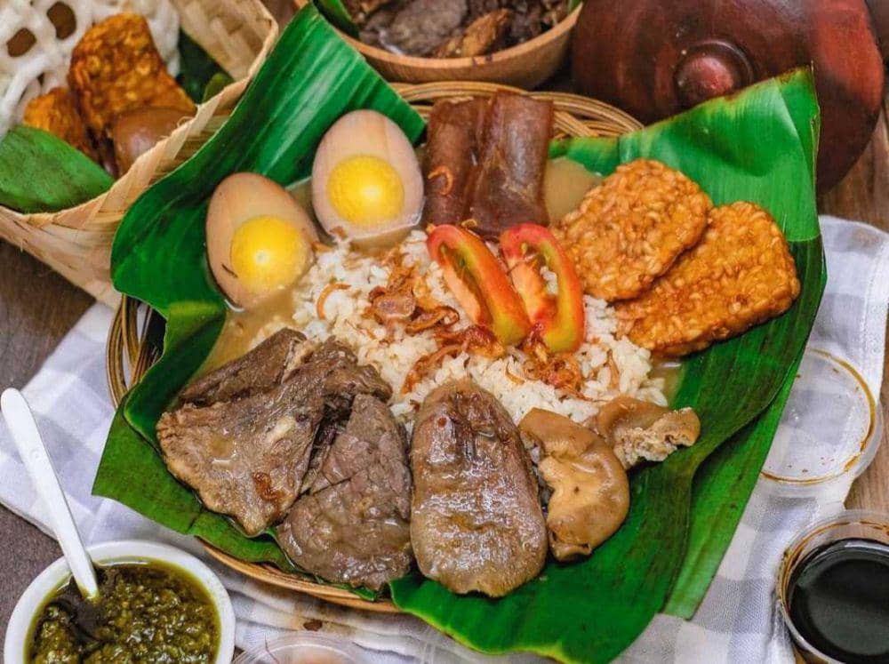 Nasi gandul (instagram.com/jktdelicacy)