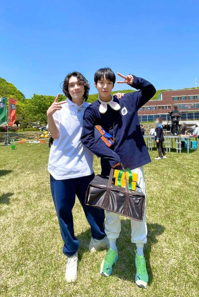 Potret Hendery dan Doyoung NCT dalam konten "CT Cheerful Field Day" (twitter.com/NCTsmtown)