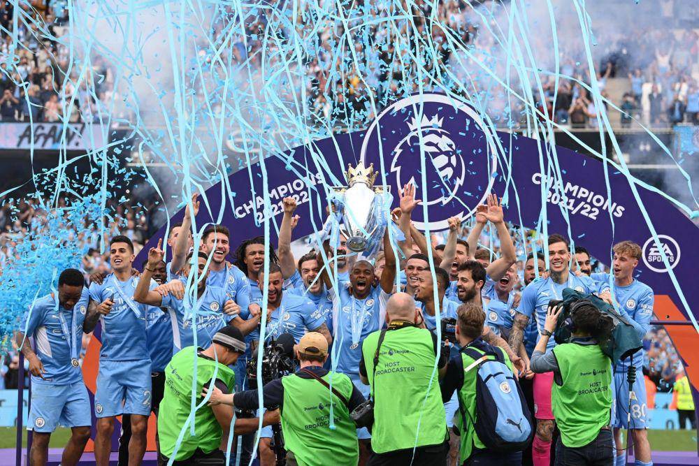 para pemain Manchester City merayakan gelar Premier League 2021/2022 (twitter.com/City_Xtra)