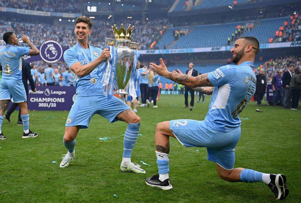John Stones dan Kyle Walker saat merayakan trofi Premier League 2021/2022 (twitter.com/City_Xtra)