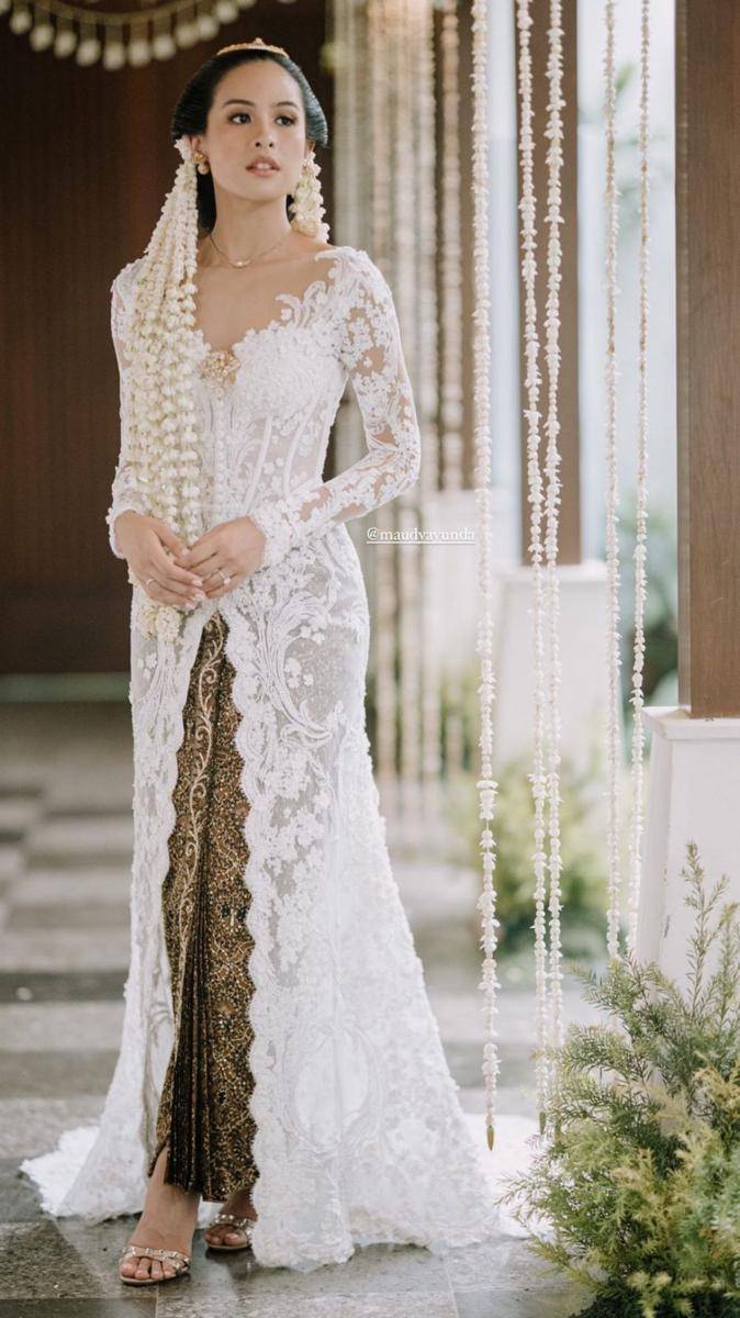 Kebaya Maudy Ayunda (instagram.com/maudyayunda)