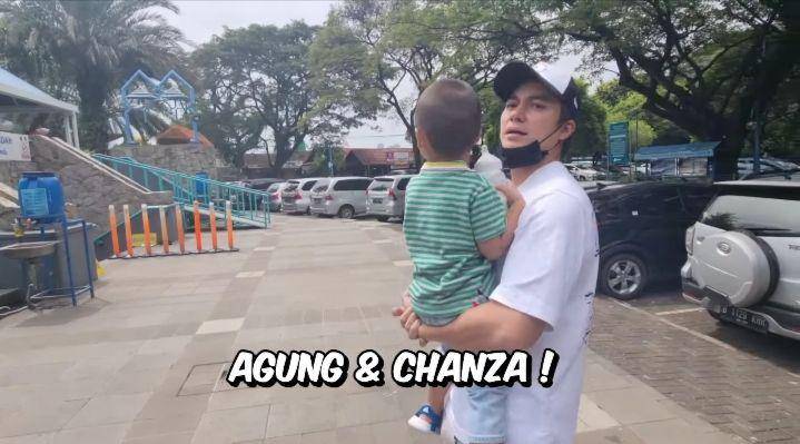 potret Baim Wong dan Kiano ngasal ke nikahan orang (youtube.com/Baim Paula)