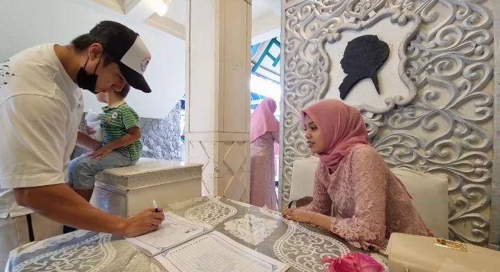 potret Baim Wong dan Kiano ngasal ke nikahan orang (youtube.com/Baim Paula)