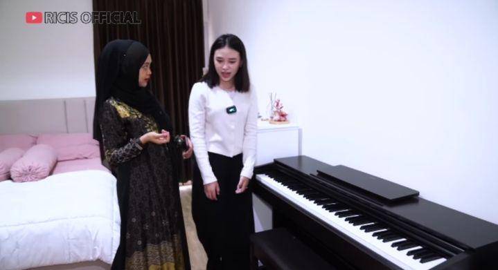 momen Ria Ricis main ke rumah Anneth (youtube.com/Ricis Official)