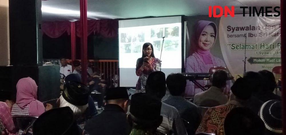 Tim sukses calon lurah Bangunharjo meyakinkan warga untuk memilih calon lurah Bangunharjo, Sri Katon pada pilur 25 September 2022.(IDN Times/Daruwaskita)