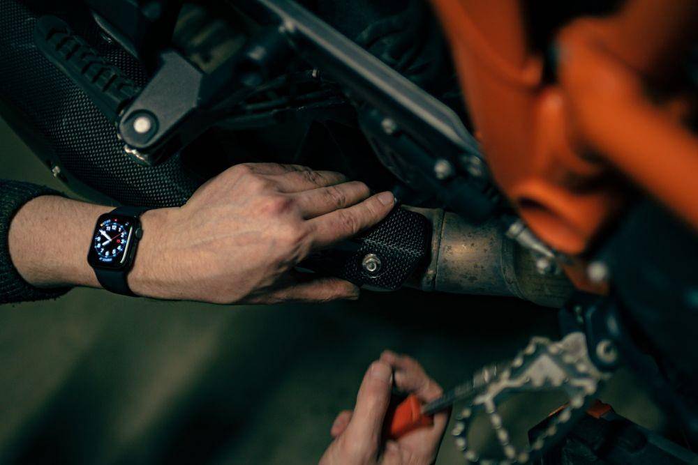 Ilustrasi montir melakukan servis motor overhaul atau turun mesin (unsplash.com/Kat Sazonova)