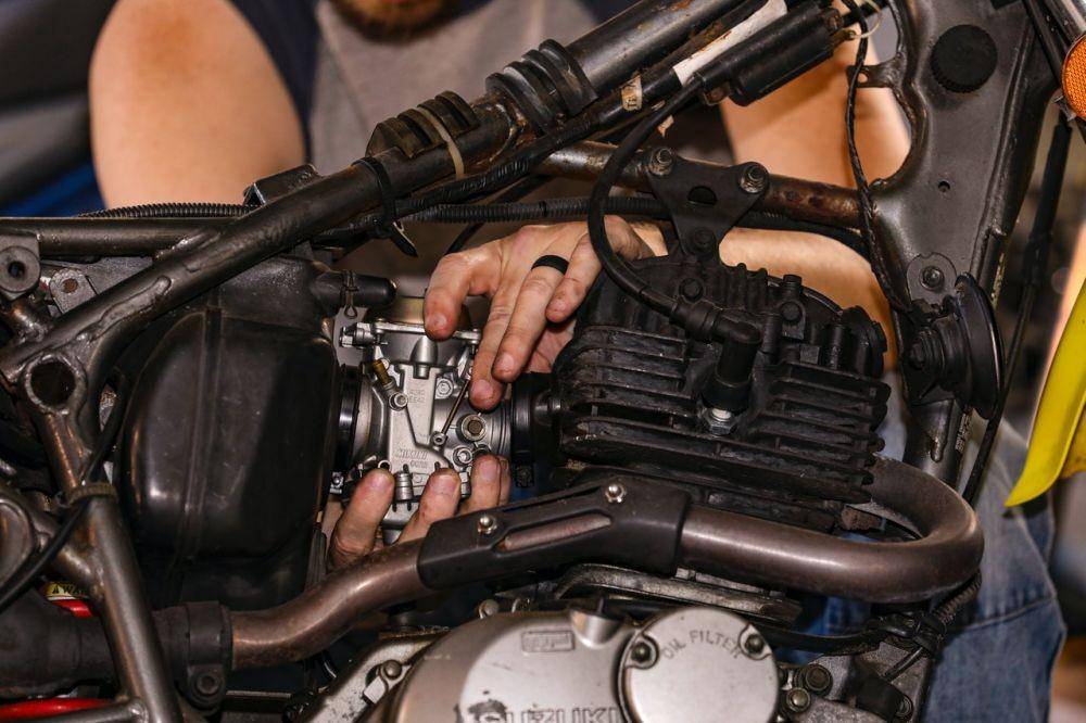 Ilustrasi montir melakukan turun mesin motor (pexels.com/Mick Haupt)