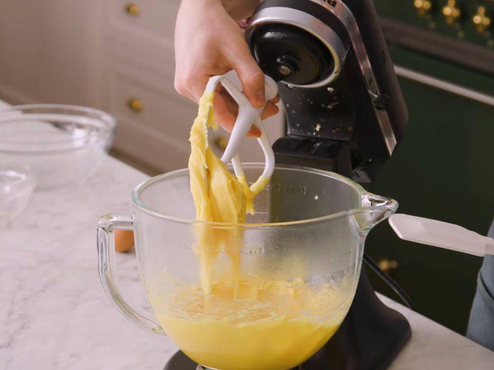 Ilustrasi membuat adonan (youtube.com/Preppy Kitchen)