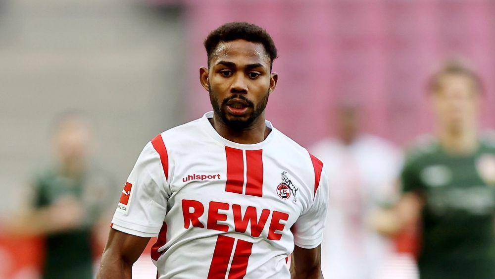 potret Emmanuel Dennis (skysports.com)