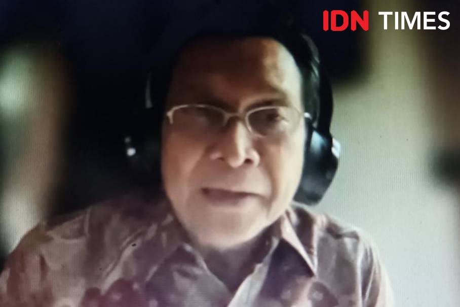 Wawancara Khusus Ketua Komisi Nasional Kejadian Ikutan Pasca Imunisasi (Komnas KIPI) Hindra Irawan, Senin (27/5/2022). (IDN Times/Dini Suciatiningrum)